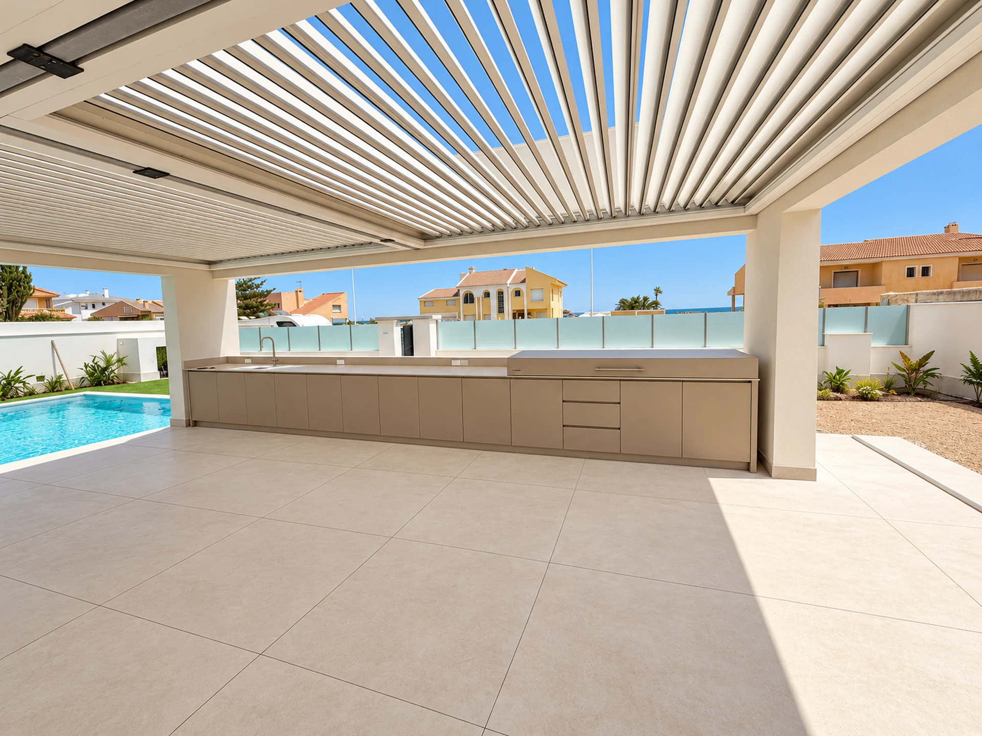 Cocina exterior a medida junto al Mediterráneo